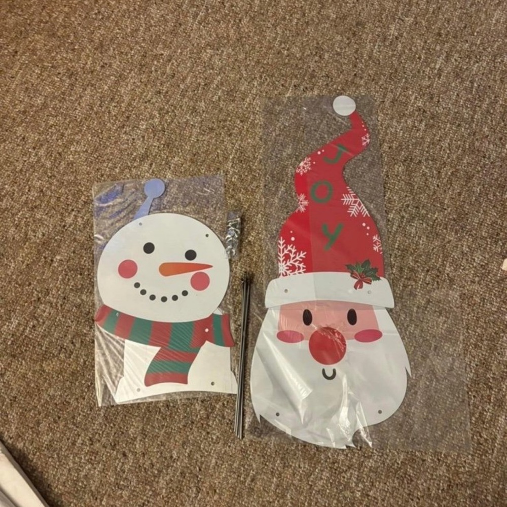 Source Unknown Red and Green Holiday Decor Set